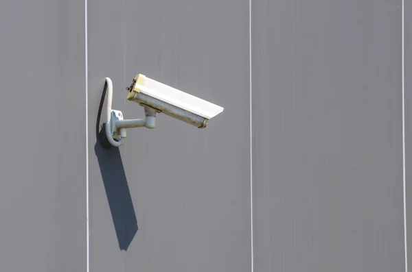 Cámara de seguridad de vigilancia o CCTV en la pared — Foto de Stock