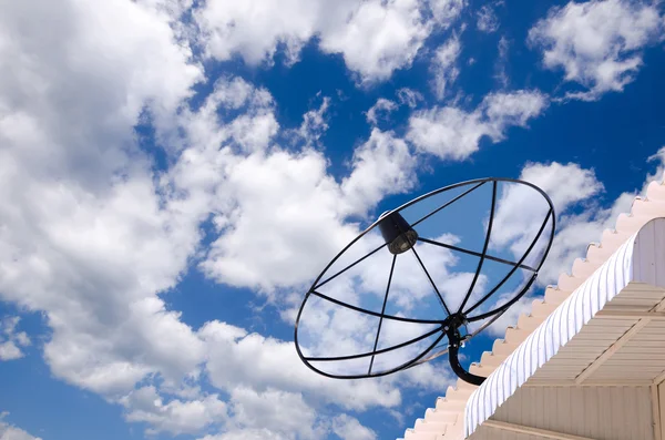 Satellietschotels op gebouw voor telecommunicatie — Stockfoto