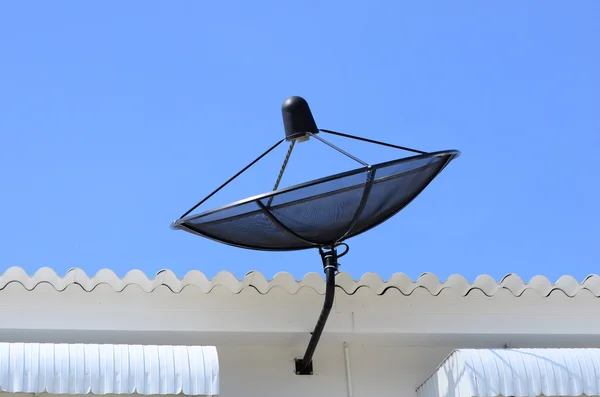 Uydu çanakları için telekomünikasyon Binası — Stok fotoğraf