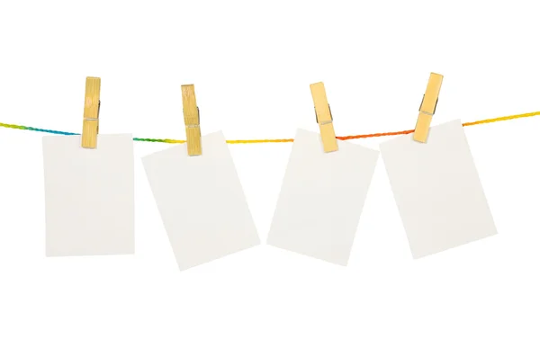 WHI üzerinde izole bir clothesline asılı boş beyaz fotoğraf — Stok fotoğraf