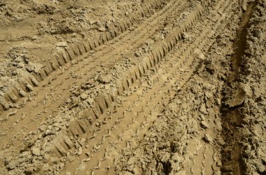 Tekerlek izleri yolda