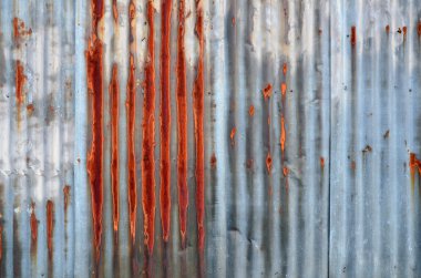 Paslı kıvrımlı metal duvar