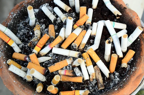 Askfat med full av rökt cigaretter — Stockfoto