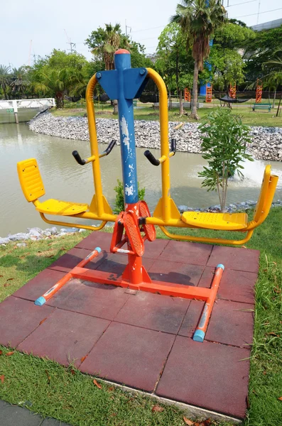 Aparatos de fitness en el parque público — Foto de Stock