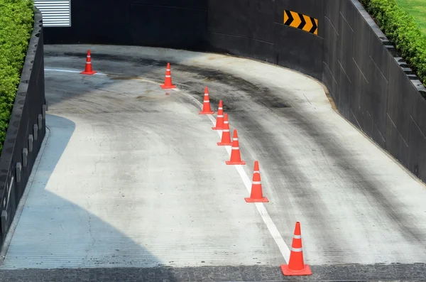 O caminho para o estacionamento subterrâneo — Fotografia de Stock