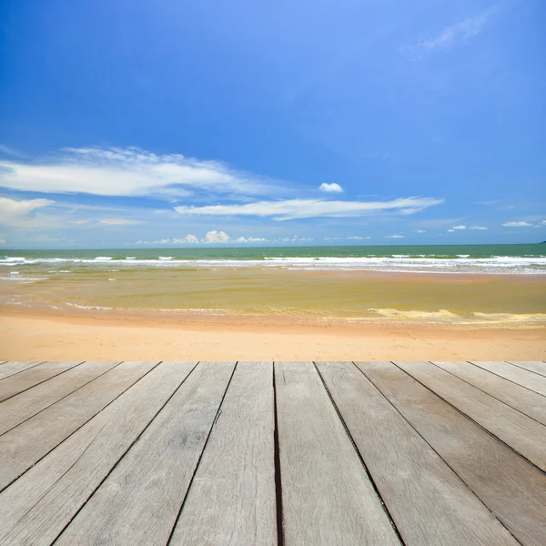 Tablones de madera piso con fondo azul cielo — Foto de Stock