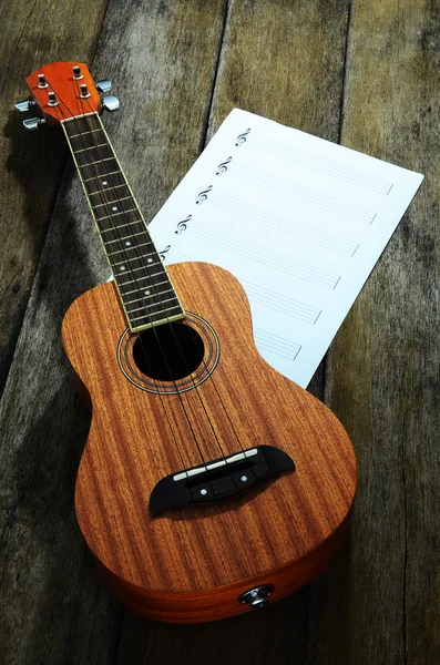Ukulele guitarra com nota de música em branco — Fotografia de Stock