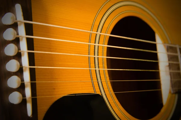 Akustik gitarı kapat. — Stok fotoğraf