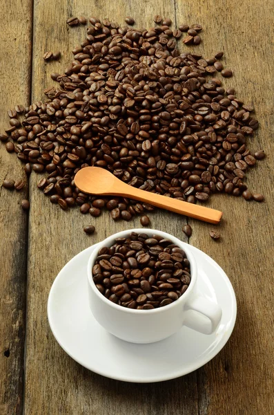 Koffiekopje en koffie bonen rond — Stockfoto