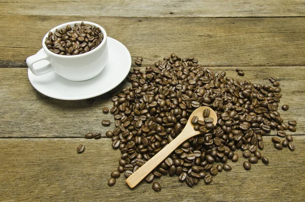 Coffee cup and coffee beans around — Stock Photo, Image