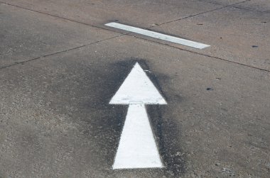 yol arka plan üzerinde beyaz ok