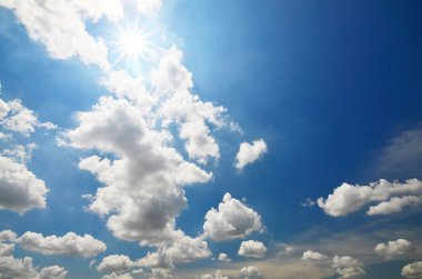 Mavi gökyüzü arka planında beyaz bulutlar