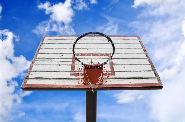 Basket hoop under blue sky — Stock Photo, Image