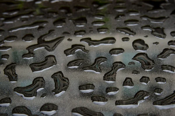 Textur des Wassertropfens nach Regen auf schwarzem Stein Hintergrund — Stockfoto