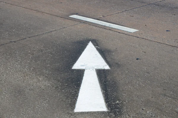The White arrow on the road background — Stock Photo, Image