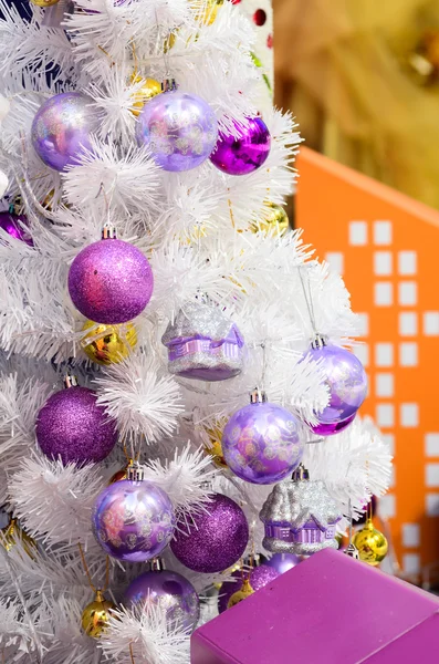 Weihnachtsschmuck hängt am Weihnachtsbaum — Stockfoto