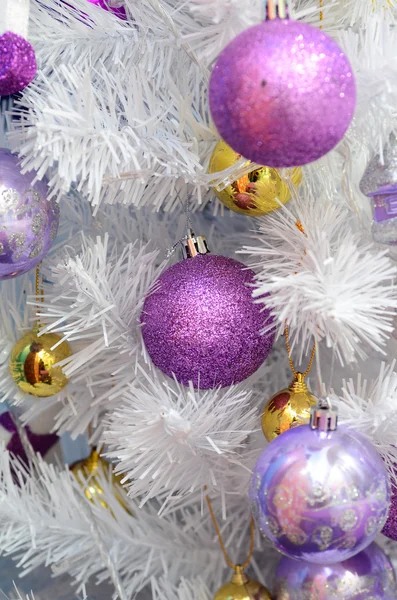 Karácsonyi dísz a karácsonyfa lóg — Stock Fotó