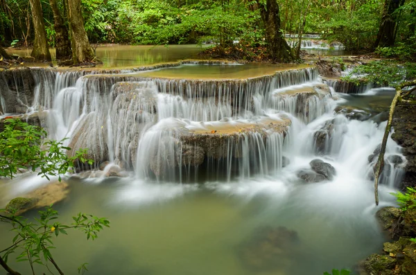 Vodopád v hlubokém lese, huay mae khamin, kanchanaburi, Thajsko — Stock fotografie