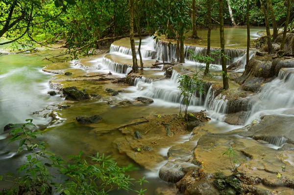 Floresta profunda Cachoeira, Huay Mae Khamin, Kanchanaburi, Tailândia — Fotografia de Stock