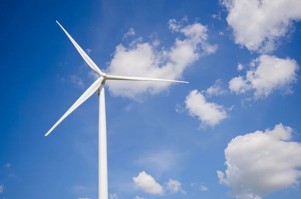 多云蓝天背景下的风力涡轮机 — 图库照片