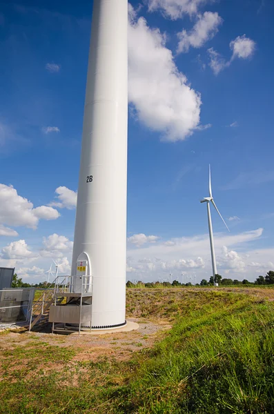 Turbina eolica contro nuvoloso sfondo cielo blu — Foto Stock