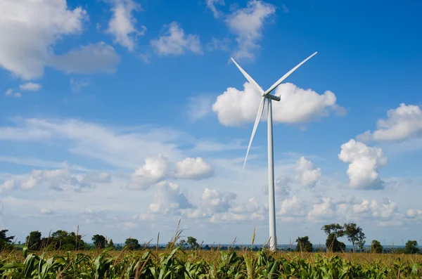 Turbina eólica contra fondo azul nublado del cielo —  Fotos de Stock