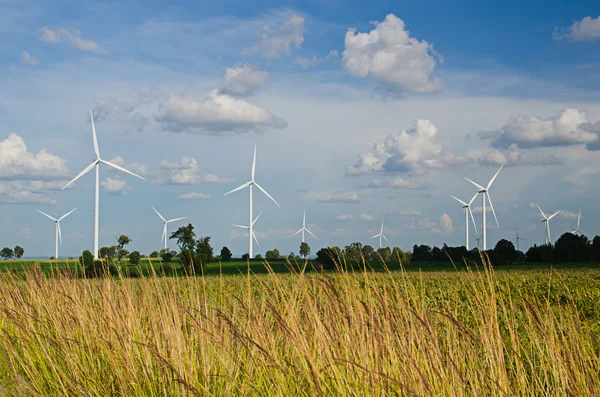 Turbina wiatrowa na tle zachmurzonego błękitnego nieba — Zdjęcie stockowe