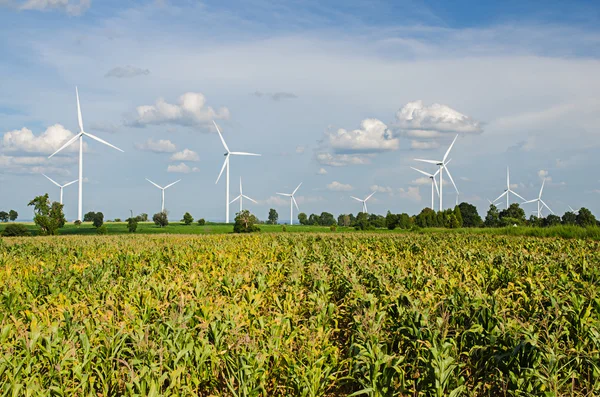 Turbina wiatrowa na tle zachmurzonego błękitnego nieba — Zdjęcie stockowe