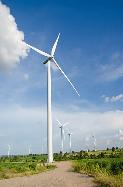 Windturbine tegen bewolkte blauwe lucht achtergrond — Stockfoto