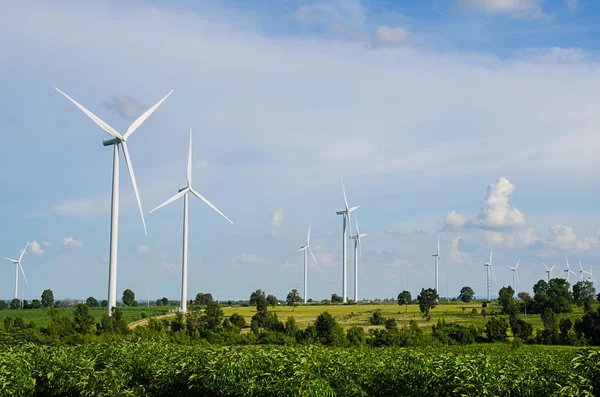 Turbina wiatrowa na tle zachmurzonego błękitnego nieba — Zdjęcie stockowe