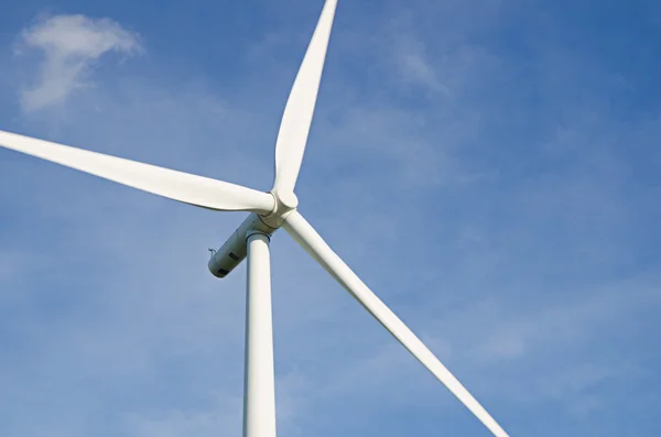 Éolienne sur fond de ciel bleu nuageux — Photo