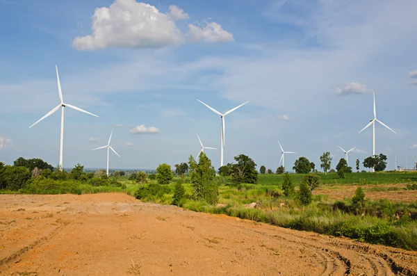 Turbina wiatrowa na tle zachmurzonego błękitnego nieba — Zdjęcie stockowe