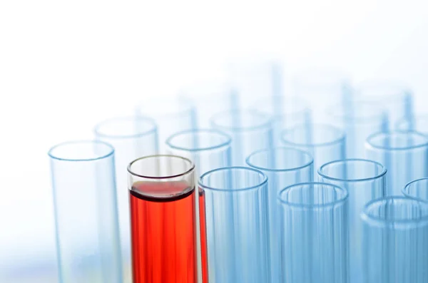 Tubos de ensaio de laboratório vermelhos — Fotografia de Stock