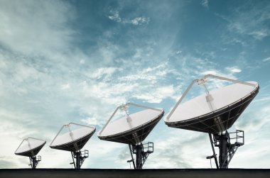 Uydu çanakları telekomünikasyon için