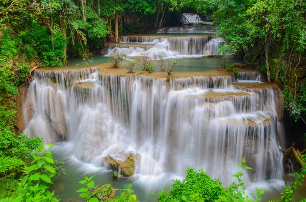 Tiefer Waldwasserfall, huay mae khamin, kanchanaburi, thailand — Stockfoto