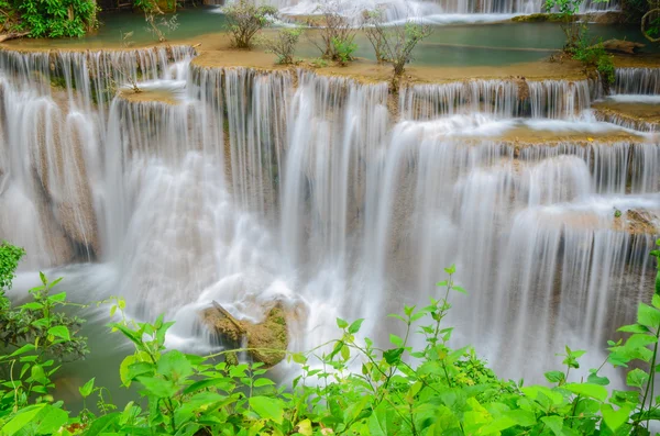 Cascada del bosque profundo, Huay Mae Khamin, Kanchanaburi, Tailandia — Foto de Stock