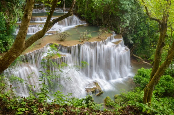 Vízesés mély erdő, huay mae khamin, kanchanaburi, Thaiföld — Stock Fotó