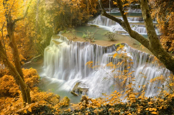 Tiefer Waldwasserfall, huay mae khamin, kanchanaburi, thailand — Stockfoto