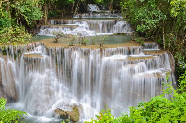 Πυκνό δάσος καταρράκτη, huay mae khamin, Καντσαμπούρι, Ταϊλάνδη — Φωτογραφία Αρχείου