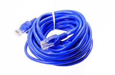 beyaz zemin üzerine mavi ağ kablosu