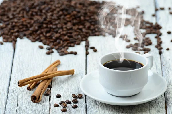 Kahve fincanı duman ve kahve fasulye ile