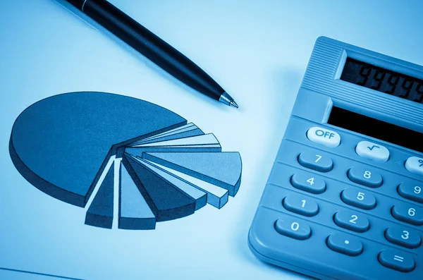 Kalkulator, pióro i wykres, analizy biznesowe — Zdjęcie stockowe