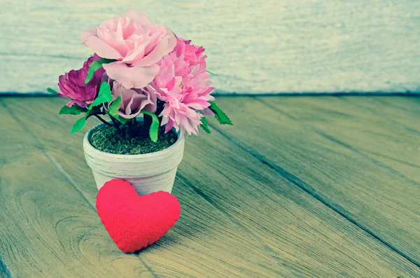 Beautiful heart shape and flower on wooden table background — Stock Photo, Image