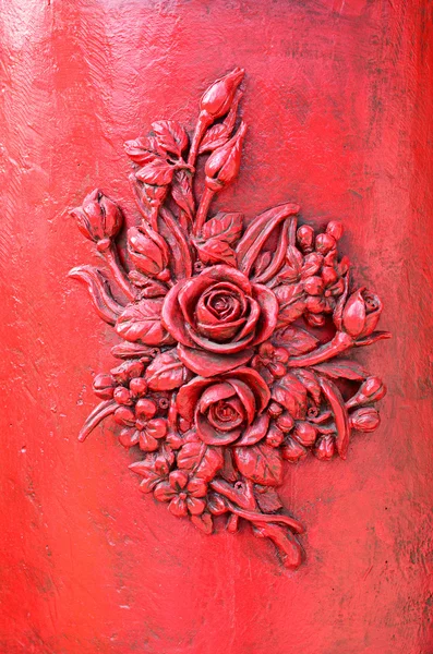Czerwona róża na kamienny mur — Zdjęcie stockowe