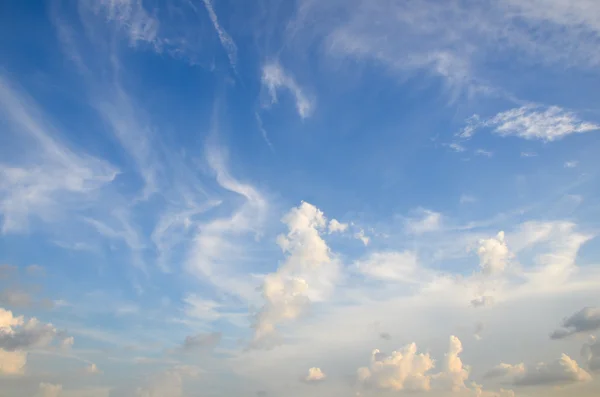 Bulutlu gökyüzü mavi — Stok fotoğraf