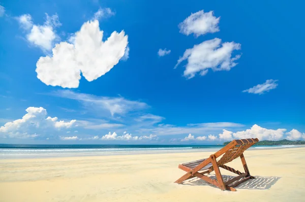 Sandalye koh Payam, Ranong, Tayland, Thailand, mavi bulutlu gökyüzü altında — Stok fotoğraf