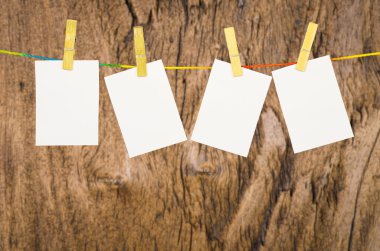 WHI üzerinde izole bir clothesline asılı boş beyaz fotoğraf