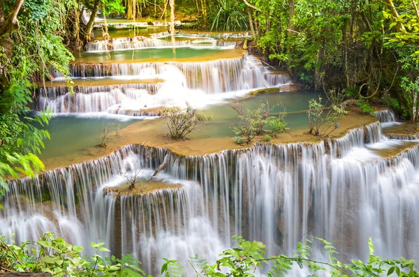 Tiefer Waldwasserfall, huay mae khamin, kanchanaburi, thailand — Stockfoto