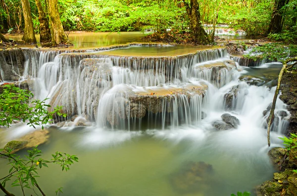 Vízesés mély erdő, huay mae khamin, kanchanaburi, Thaiföld — Stock Fotó