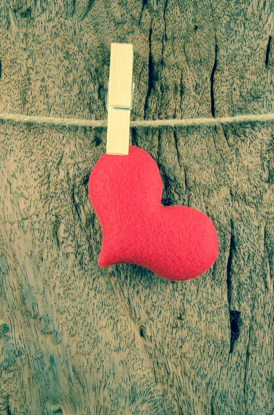 Encantadores corazones rojos colgando en el tendedero en el antiguo backgro de madera —  Fotos de Stock